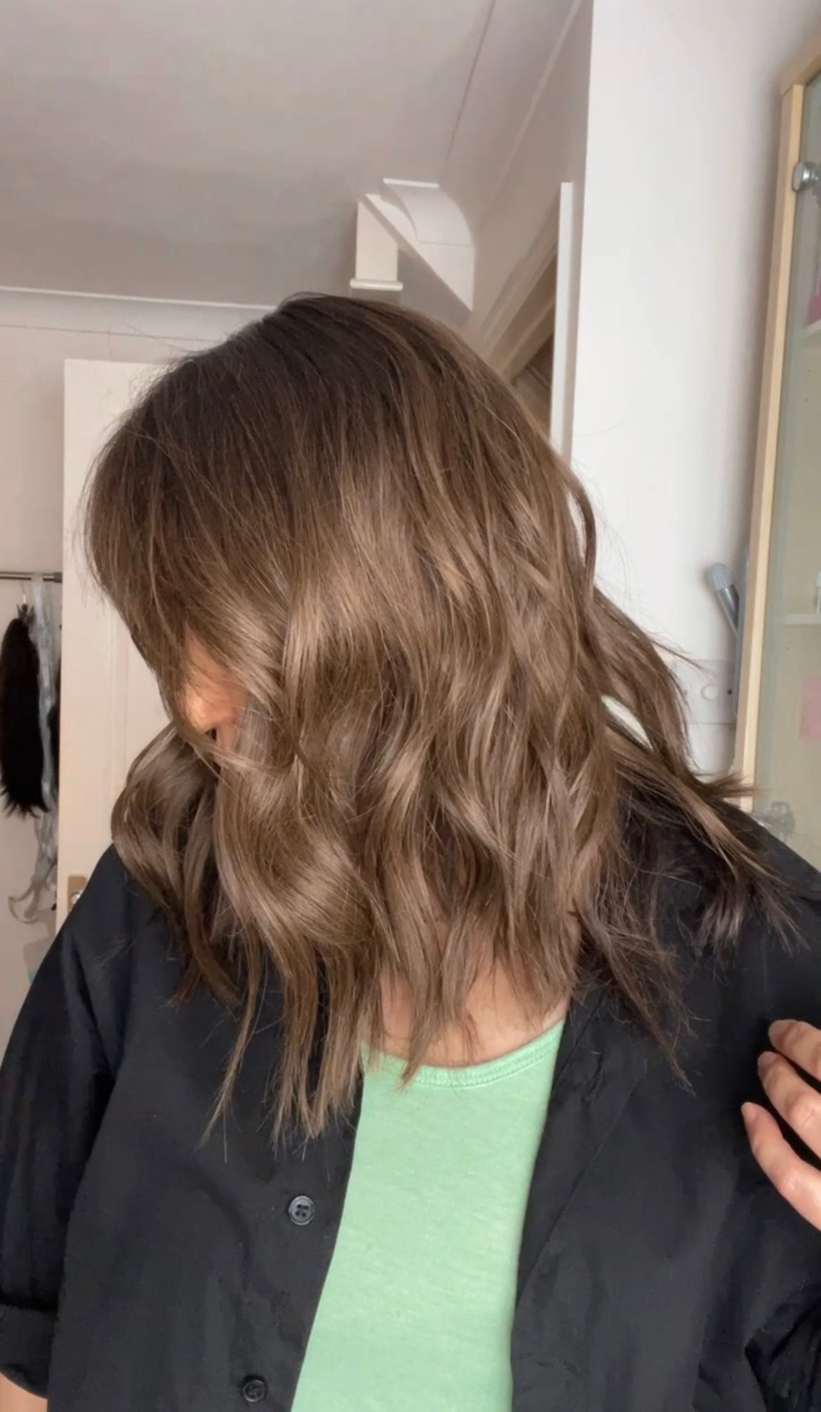 FEATHERLITE MEDIUM BROWN TOPPER WITH DARKER ROOT